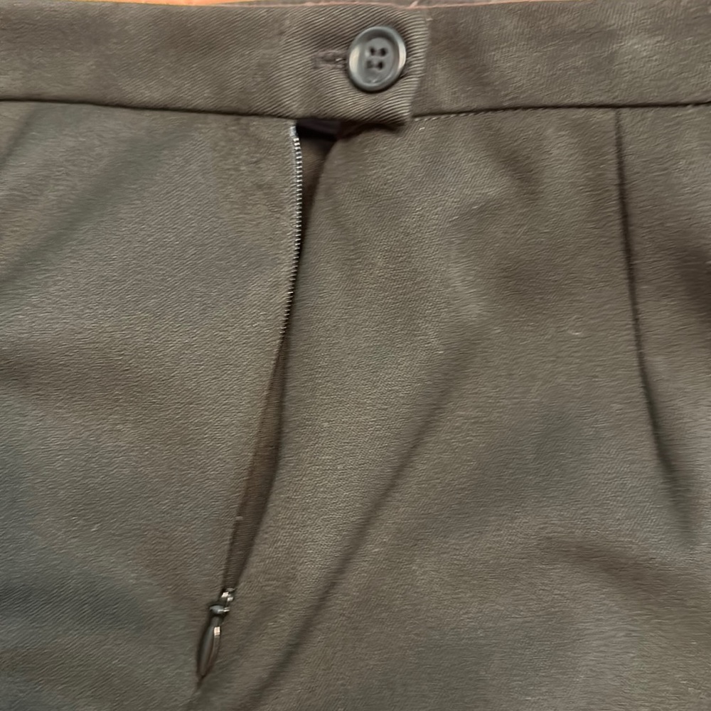 Black pleaded mini skirt. Size 4. - Picture 4 of 5